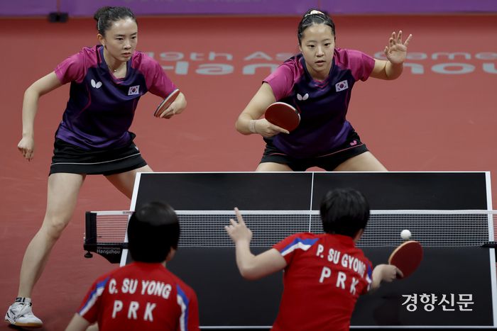 2일 중국 항저우 공수운하체육관에서 열린 탁구 여자 복식 결승전에서 한국 전지희와 신유빈 조가 북한 차수용과 박수용 조에게 공격을 시도하고 있다. 항저우 l 문재원 기자