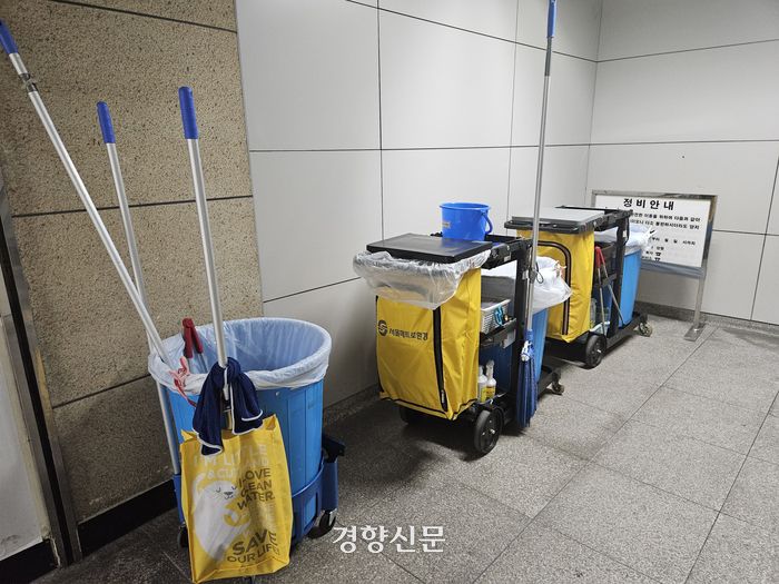 3일 오후 서울지하철 1호선 신도림역 통로에 청소노동자들이 사용하는 여러 도구가 정리돼있다. 김송이 기자