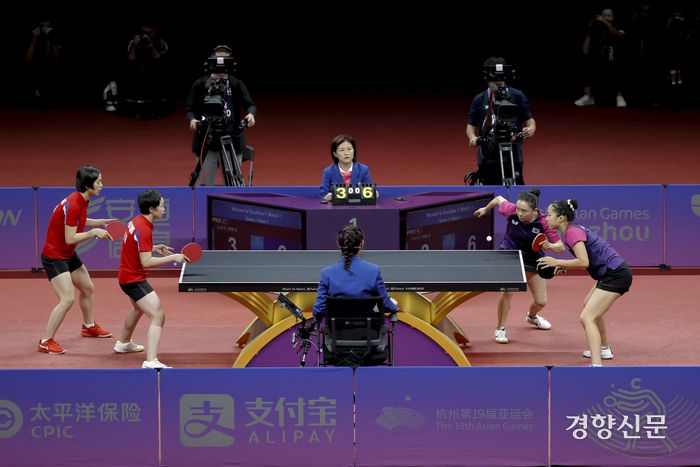 2일 중국 항저우 공수운하체육관에서 열린 탁구 여자 복식 결승전에서 한국 전지희와 신유빈 조가 북한 차수용과 박수용 조에게 공격을 시도하고 있다. 항저우 l 문재원 기자