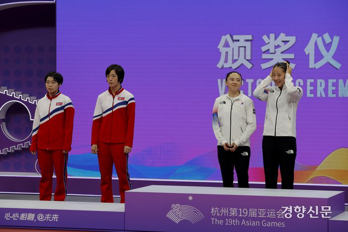 2일 중국 항저우 공수운하체육관에서 열린 탁구 여자 복식 시상식에서 금메달을 획득한 한국 전지희, 신유빈과 은메달을 획득한 북한 차수용, 박수용이 시상대에 오를 준비를 하고 있다. 항저우 l 문재원 기자
