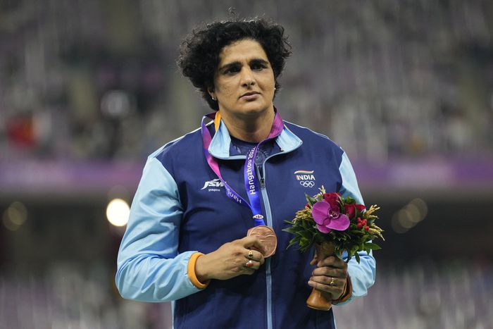 인도 여자 원반던지기 대표 시마 푸니아가 지난 1일 열린 항저우 아시안게임 종목 결선에서 차지한 동메달을 목에 걸고 있다. AP연합뉴스