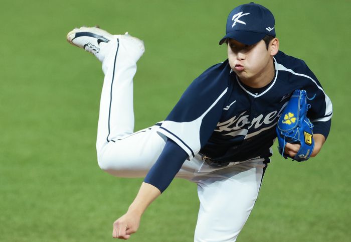 야구 대표팀 박영현이 지난 2일 중국 저장성 항저우 인근 사오싱 야구·소프트볼 스포츠센터 제1구장에서 열린 2022 항저우 아시안게임 조별리그 대만전 6회에 등판해 투구하고 있다. 연합뉴스