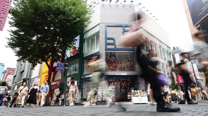 지난 8월22일 서울 명동 상점가를 지나치는 시민들. 연합뉴스