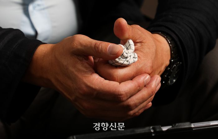 최정주씨가 지난 11일 경향신문사에서 인터뷰하던 중 손수건을 손에 쥔 채 마음을 추슬르고 있다. 이준헌 기자