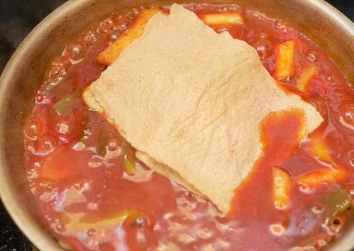 떡볶이에 넣어 오래 끓여도 퍼지지 않는 얇은 어묵.