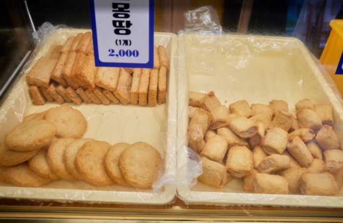 큰 항구인 군산에는 어묵 공장 겸 판매장이 있다.