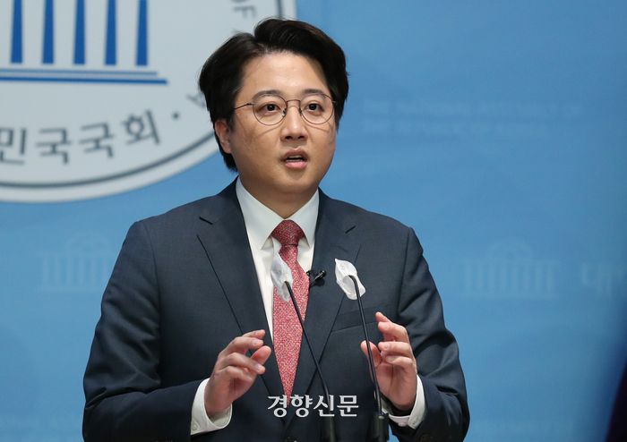 이준석 국민의힘 전 대표가 16일 국회 소통관에서 현안 관련 기자회견을 하고 있다. 박민규 선임기자