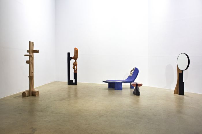 가구 디자이너 송기두의 가구들. 건축적 요소를 기반으로 조형미를 살렸다. 아트스페이스3 제공