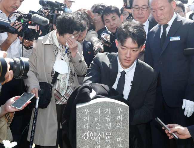 전직 대통령 고 전두환씨의 손자 전우원씨가 지난 3월 31일 광주 북구 국립5·18민주묘지 내 1묘역 고 문재학 열사 묘역을 참배하고 있다. 권도현 기자