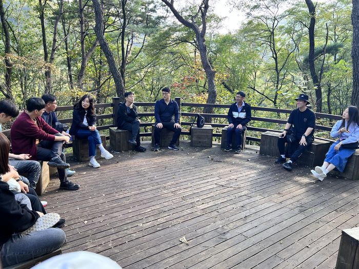 국립산림치유원이 솔향기숲길에서 진행하는 ‘숲 토크(TALK) 장면. 국립산림치유원 제공