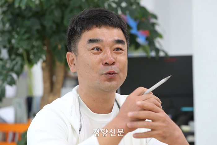 전남 완도군 완도읍에 위치한 경영수산에서 지난 17일 황인중 전무이사가 경향신문과 인터뷰하며 전복 가격 추세를 설명하고 있다. 한수빈 기자