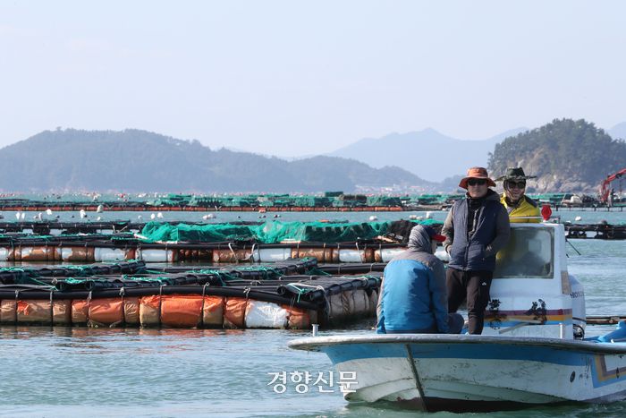 지난 16일 전남 완도군 금일읍에 위치한 전복 양식장에서 청년 어민들이 작업을 한 후 뭍으로 돌아가고 있다. 금일읍은 고수온으로 인한 집단 폐사, 후쿠시마 오염수 방류, 가격 하락 등으로 최근 전복 양식업에 어려움을 겪고 있다. 한수빈 기자