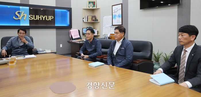 전남 완도군 금일읍에 위치한 완도 금일수협에서 서광재 조합장 및 직원들이 지난 16일 경향신문과 인터뷰하고 있다. 한수빈 기자