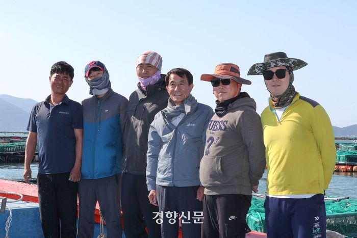 지난 16일 전남 완도군 금일읍에 위치한 전복 양식장에서 청년 어민들과 서광재 완도금일수협 조합장(왼쪽에서 네번째)이 포즈를 취하고 있다. 금일읍은 고수온으로 인한 집단 폐사, 후쿠시마 오염수 방류, 가격 하락 등으로 최근 전복 양식업에 어려움을 겪고 있다. 한수빈 기자