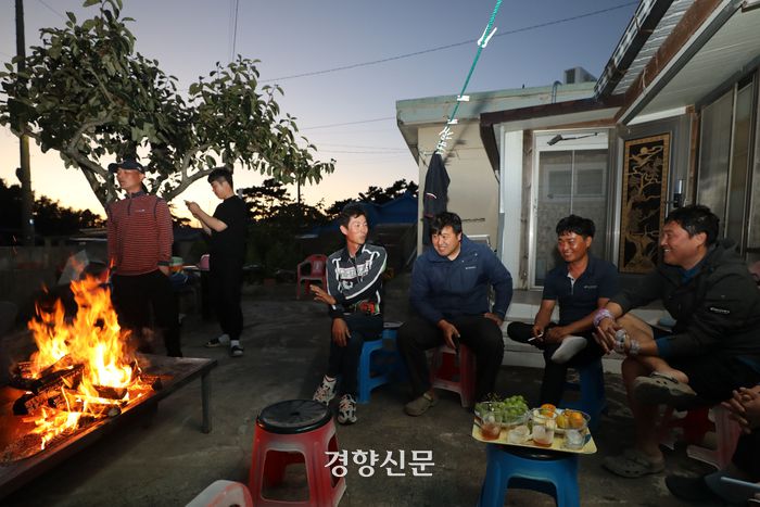 고수온으로 인한 집단 폐사, 후쿠시마 오염수 방류, 가격 하락 등으로 최근 전복 양식업에 어려움을 겪고 있는 전남 완도군 금일읍 청년 어민들이 지난 16일 한명근 도장리 어촌계장의 집에서 고민을 나누고 있다. 한수빈 기자
