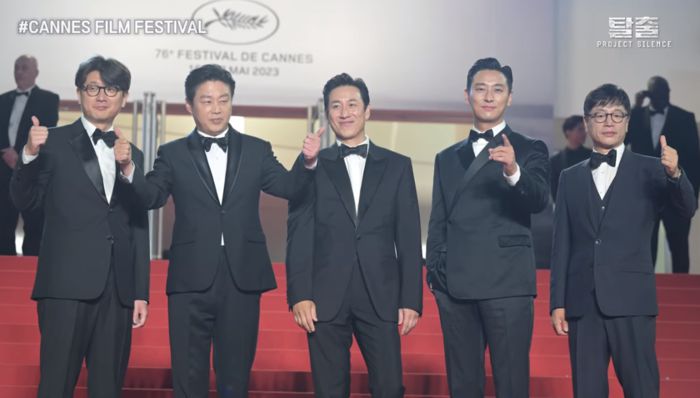 영화 <탈출: 프로젝트 사일런스>로 칸 영화제에 초청된 이선균 (가운데). CJ ENM 유튜브 갈무리.