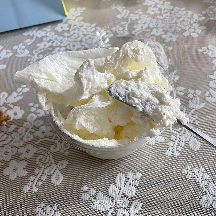 A씨가 강원 원주의 파리바게뜨 가맹점에서 구입했다고 주장하는 생크림 통 안에 일회용 행주가 들어 있는 모습.        제보자 A씨 제공