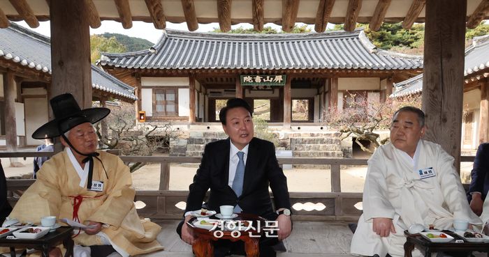 27일 경북 안동시 병산서원에서 유림간담회에 참석한 윤석열 대통령이 모두발언을 하고있다. 대통령실사진기자단