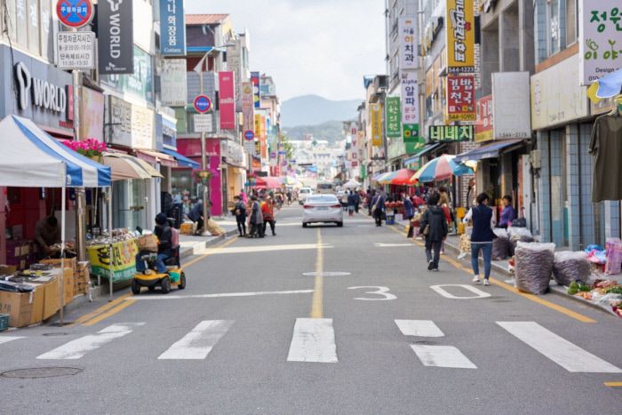보은 오일장은 1, 6일이 든 날에 장이 선다. 보은 시내에 있는 결초보은 시장과 전통시장을 지나는 2차선 도로가에서 열린다.
