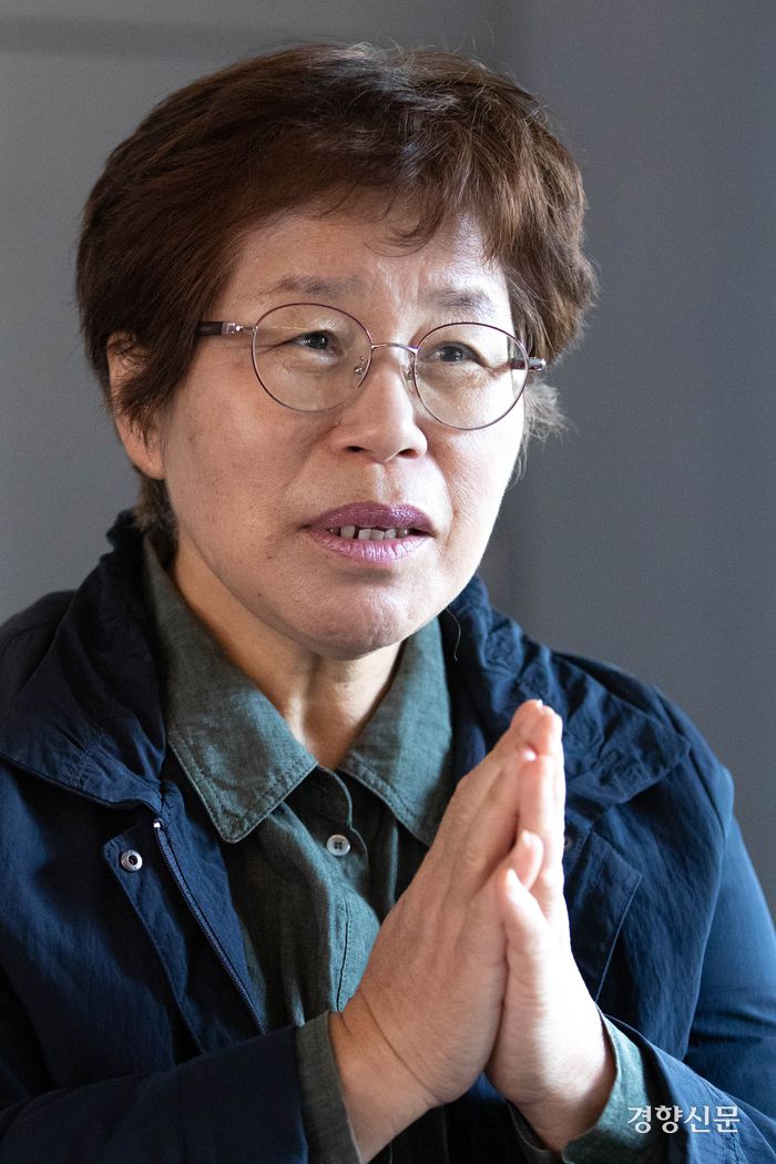 고 이한빛 PD의 어머니 김혜영씨가 지난 10월 20일 서울 이태원의 한 카페에서 만나 주간경향과 인터뷰하고 있다. 성동훈 기자