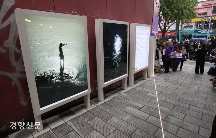 이태원 참사 1주기를 맞아 지난 10월 26일 서울 용산구 참사 현장에 조성된 ‘10·29 기억과 안전의 길’에 게시판이 설치돼 있다.  권도현 기자