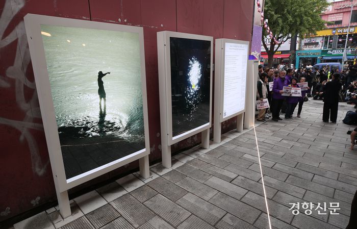 이태원 참사 1주기를 맞아 지난 10월 26일 서울 용산구 참사 현장에 조성된 ‘10·29 기억과 안전의 길’에 게시판이 설치돼 있다. 권도현 기자