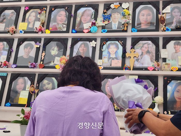 지난 8월24일 이태원 참사 희생자 고 송채림씨의 어머니가 서울시청 이태원 참사 시민분향소에 있는 채림씨의 영정사진 앞에서 묵념하고 있다. 김세훈 기자.