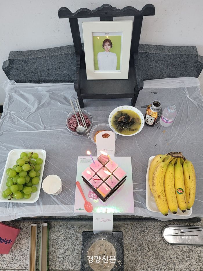 지난 8월23일 이태원 참사 희생자 고 송채림씨의 아버지 송진영씨가 채림씨가 안치된 납골당에 차린 생일상차림. 송진영씨 제공.