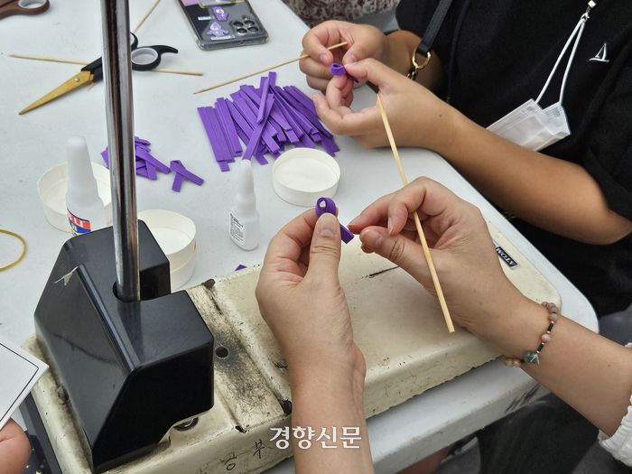 김이순씨가 이태원 참사 유가족들과 보라리본을 만들고 있다. 김송이 기자