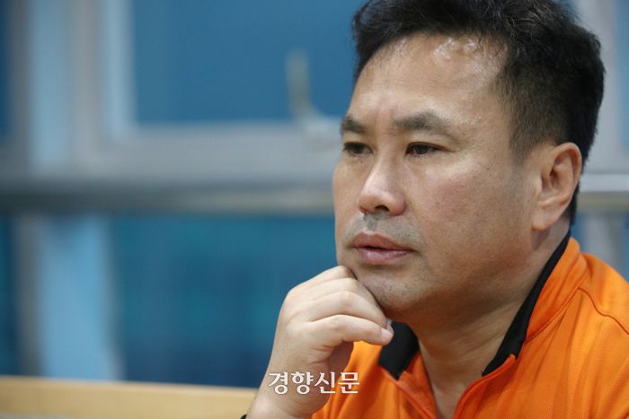 소방관 권영준씨가 지난달 19일 서울 중구 충무119안전센터에서 경향신문과 인터뷰하고 있다. 권도현 기자