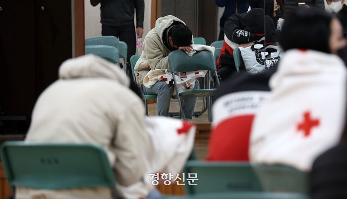 지난해 10월30일 시민들이 서울 용산구 한남동 주민센터에서 이태원 핼러윈 인명사고 관련 실종자 접수를 하고  대기하고 있다. 권도현 기자