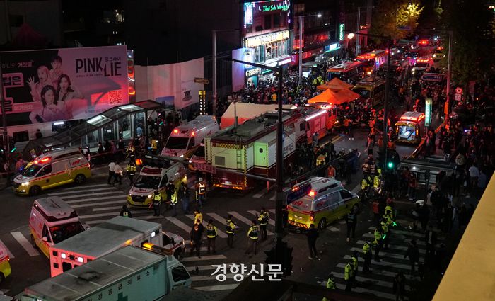 지난해 10월29일 오후 서울 용산구 이태원동 일대에 핼러윈을 맞아 인파가 몰려 대규모 인명사고가 발생, 인근 도로에 구급차가 서 있다. 권도현 기자