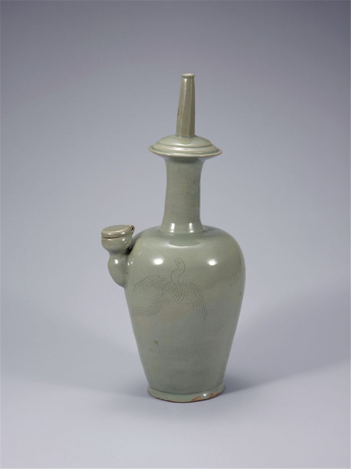 고려시대 청자인 ‘청자 음각 앵무문 정병’. 문화재청 제공