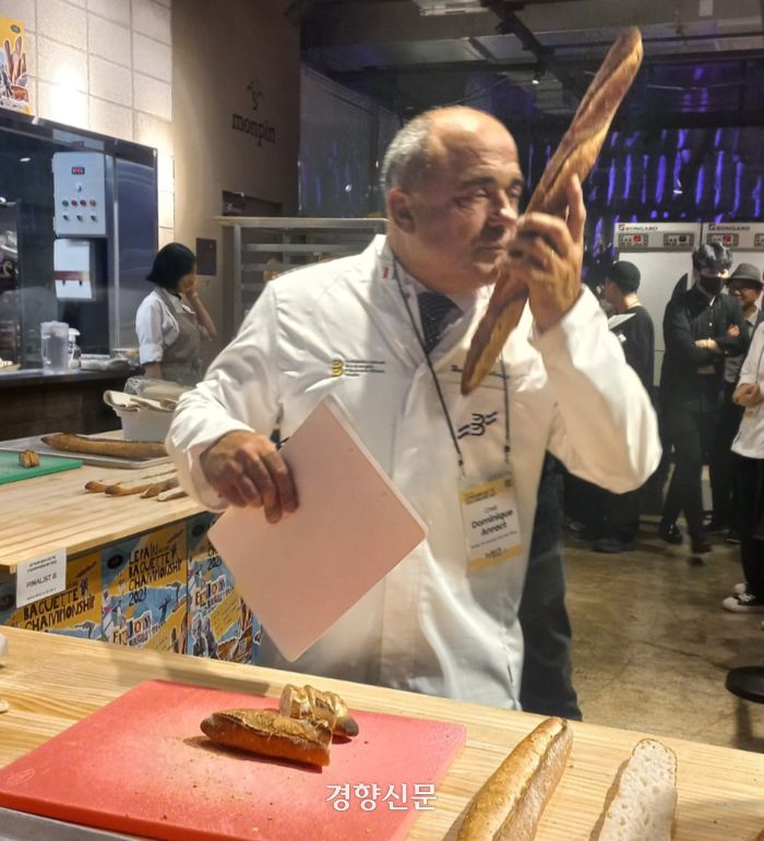 도미니크 앙락 회장이 30일 서울의 한 베이커리에서  푸드 익스피리언스 행사의 일환으로 열린 바게트 챔피언십에서 심사를 하고 있다.