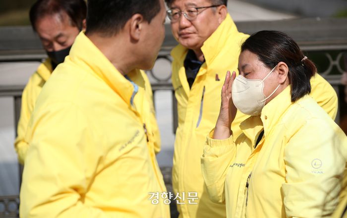 세월호 참사 유가족이 기자회견을 마친 뒤 눈물을 훔치고 있다.