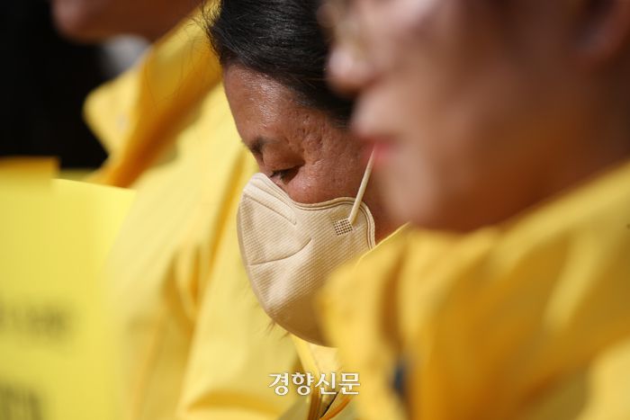 기자회견에 참석한 세월호 참사 유가족이 고개를 떨구고 있다.