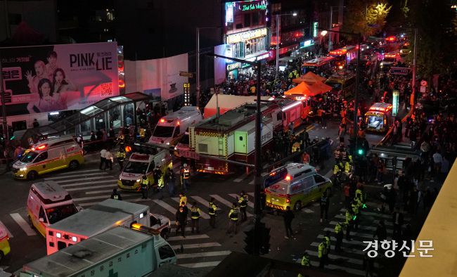 이태원 참사가 일어난 2022년 10월29일 밤 구조 작업 현장. 권도현 기자