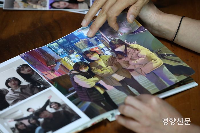 이태원 참사 희생자 고 추인영씨가 과거 이태원에 놀러갔던 사진을 살펴보는 유가족의 손길. 권도현 기자
