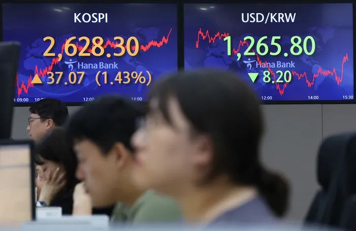 지난달 서울 중구 하나은행 딜링룸 전광판에 코스피지수가 표시돼 있다. 연합뉴스