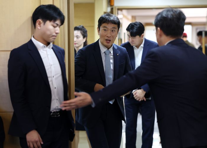 이복현 금융감독원장이 6일 오전 서울 서대문구 한국공인회계사회에서 열린 금융감독원장-회계법인 CEO 간담회에 참석하고 있다. 연합뉴스