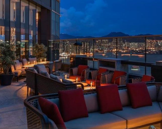 해안 야경을 즐길 수 있는 하얏트 센트릭 호텔 크루즈 바