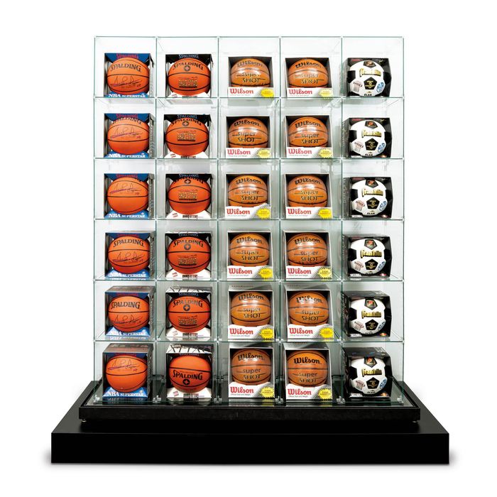 제프 쿤스 Encased-Five Rows. basketballs, soccerballs, glass, plastic, steel 171.5×44.5×203.2(h)cm, 1983-1993 pedestal size: 192×65×17.5(h)cm. 케이옥션 제공
