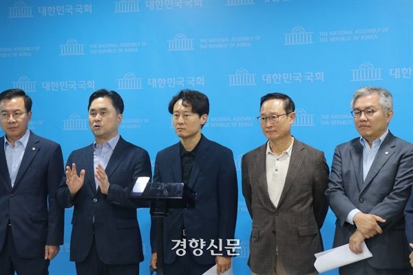 더불어민주당 의원 55명이 지난9월 14일 의원총회를 앞두고 병립형 비례대표제로의 회귀를 반대한다며 지도부의 결단을 촉구하는 기자회견을 국회 소통관에서 열었다. 왼쪽부터  대표로 회견에 참석한 윤영덕·김종민·이탄희·홍영표 의원, 최강욱 전 의원. 이탄희 의원실 제공