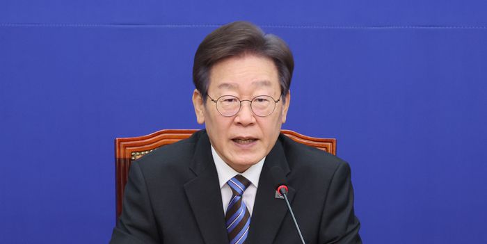 이재명 더불어민주당 대표가 13일 국회에서 최고위원회의를 하고 있다. 이 대표는 민주당 인재위원회 위원장도 맡고 있다.  연합뉴스