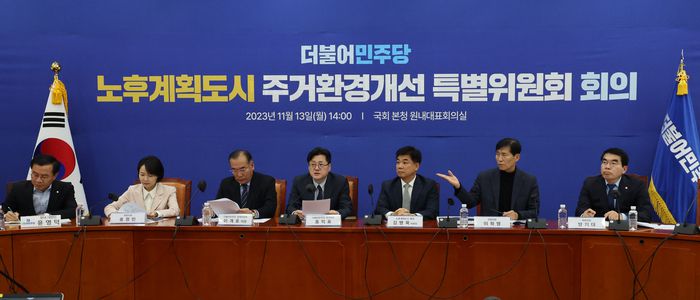 홍익표 더불어민주당 원내대표가 13일 국회에서 노후계획도시 주거환경개선 특별위원회 회의를 하고 있다. 연합뉴스