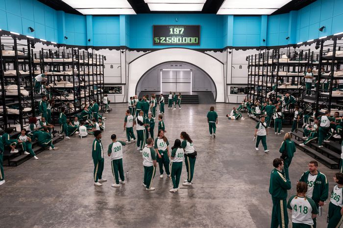 드라마와 똑같이 재현된 <오징어 게임: 더 챌린지>의 세트와 소품들. 넷플릭스 제공