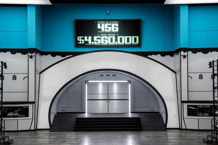 <오징어 게임: 더 챌린지>에서 참가자들이 숙식하는 생활관. 가운데 전광판에 상금 액수가 떠있다. 넷플릭스 제공