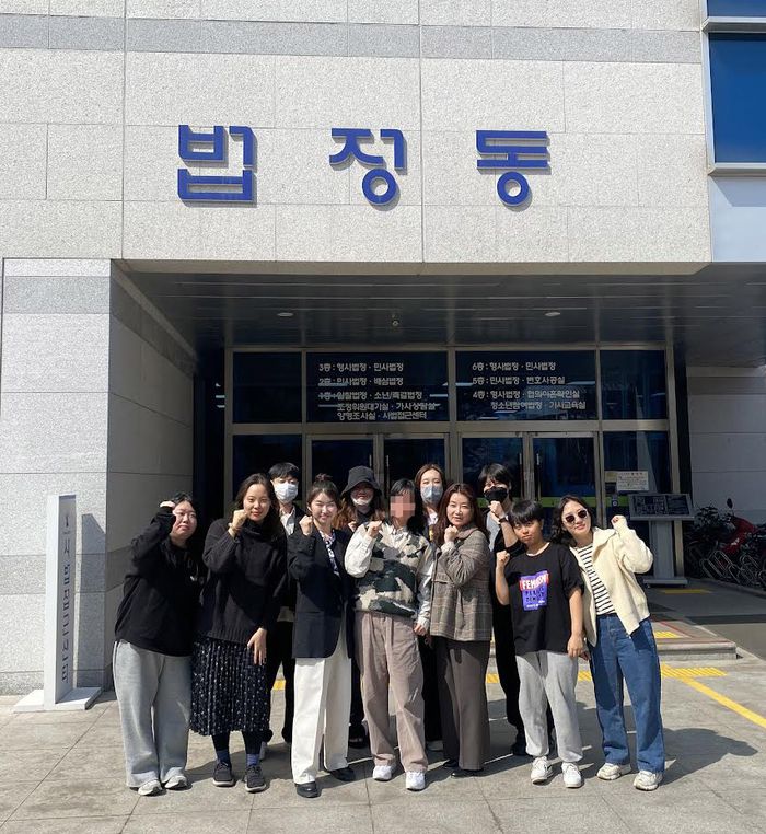 민사소송 2심이 진행됐던 청주지방법원 앞에서 김현진씨(가운데 모자이크한 사람)와 연대한 사람들이 기념 촬영을 했다. 김씨 오른쪽에 이은의 변호사(오른쪽에서 세번째)와 이 변호사 뒤에 천희란 작가(파란 마스크)도 함께 했다. 김씨 제공