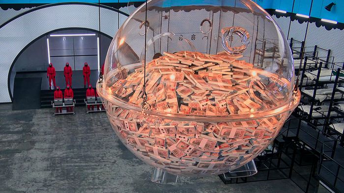 생활관 천장에 돼지저금통이 달려 있다. 넷플릭스 제공