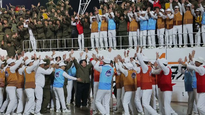 북, 영상 공개 김정은 북한 국무위원장과 과학자, 기술자들이 지난 21일 밤 군사정찰위성 ‘만리경-1’호의 발사 성공에 환호하는 장면을 조선중앙 TV가 23일 공개했다. 연합뉴스